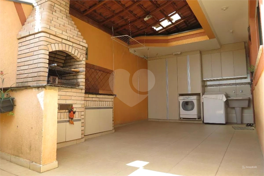 Sobrado com 4 Quartos e 3 banheiros à Venda