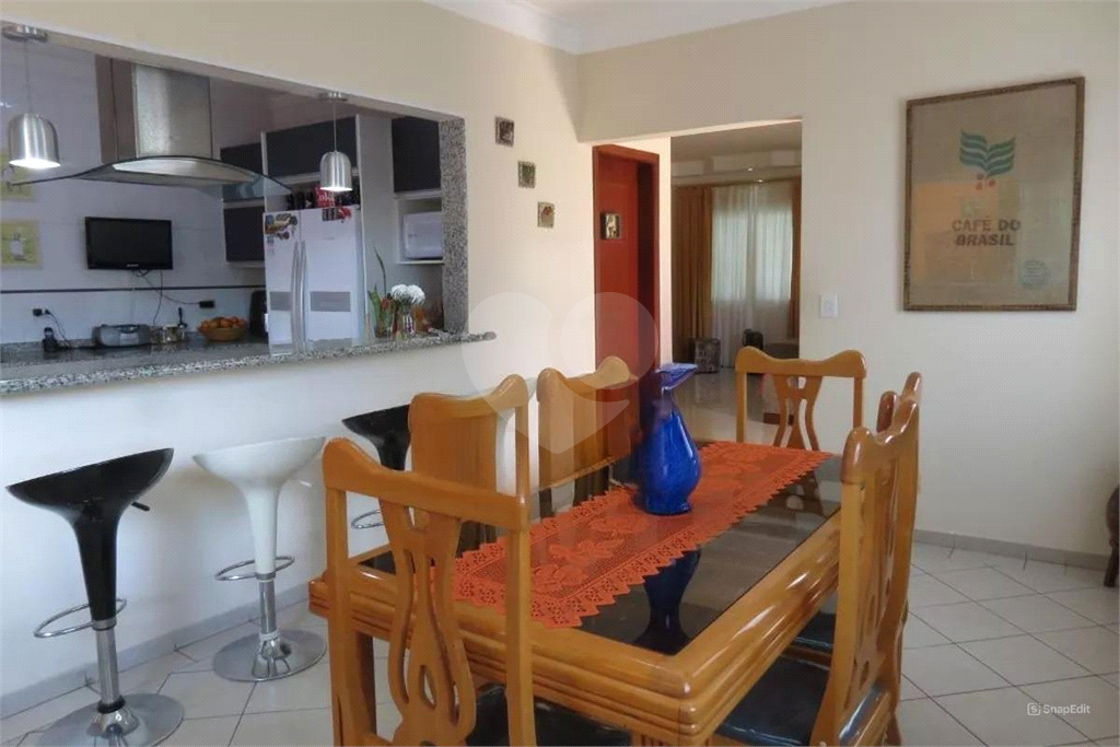 Sobrado com 4 Quartos e 3 banheiros à Venda
