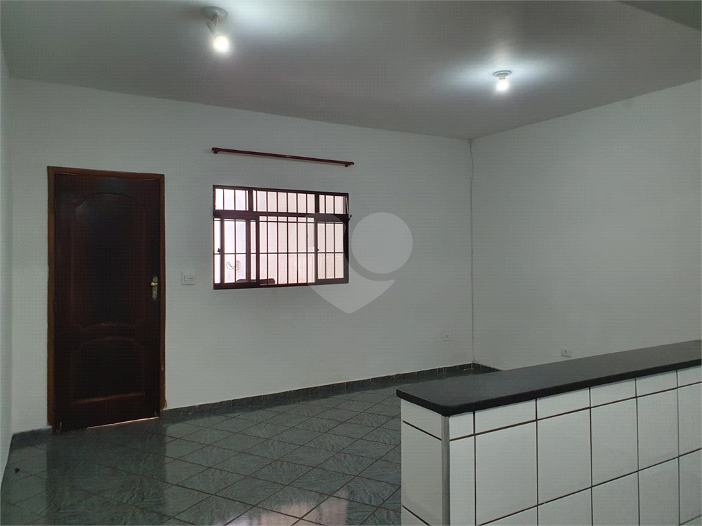 Este imóvel está em um local estratégico, com fácil acesso a diversos serviços, comércio e transporte público,  7 minutos a pé do Supermercado Sonda - Jaçanã, Capela Santo Expedito, escolas entorno,  excelente para investimentos.
