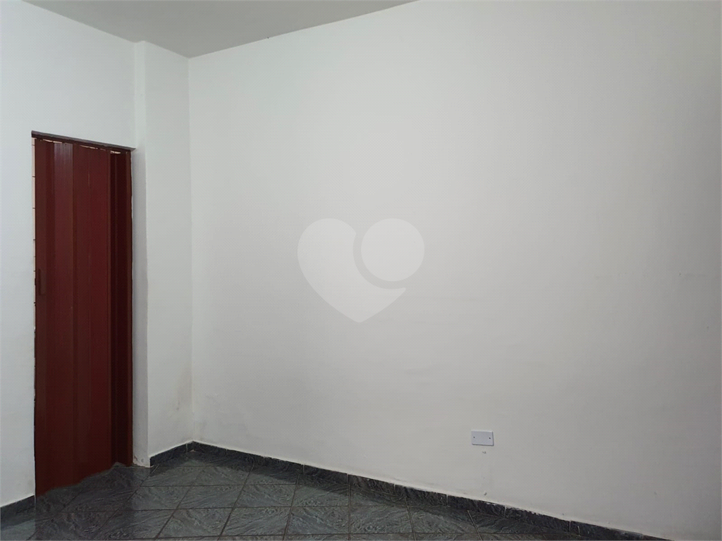 Este imóvel está em um local estratégico, com fácil acesso a diversos serviços, comércio e transporte público,  7 minutos a pé do Supermercado Sonda - Jaçanã, Capela Santo Expedito, escolas entorno,  excelente para investimentos.
