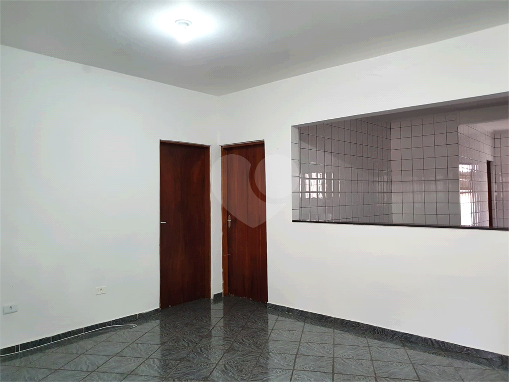 Este imóvel está em um local estratégico, com fácil acesso a diversos serviços, comércio e transporte público,  7 minutos a pé do Supermercado Sonda - Jaçanã, Capela Santo Expedito, escolas entorno,  excelente para investimentos.