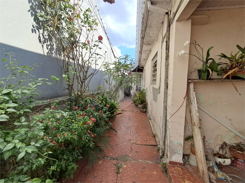 Atenção investidores e construtores! Casa à venda | 400 m² | 2 vagas na Vila Gustavo!  