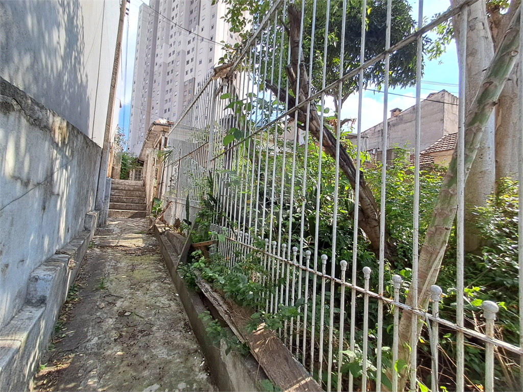 Atenção investidores e construtores! Casa à venda | 400 m² | 2 vagas na Vila Gustavo!  