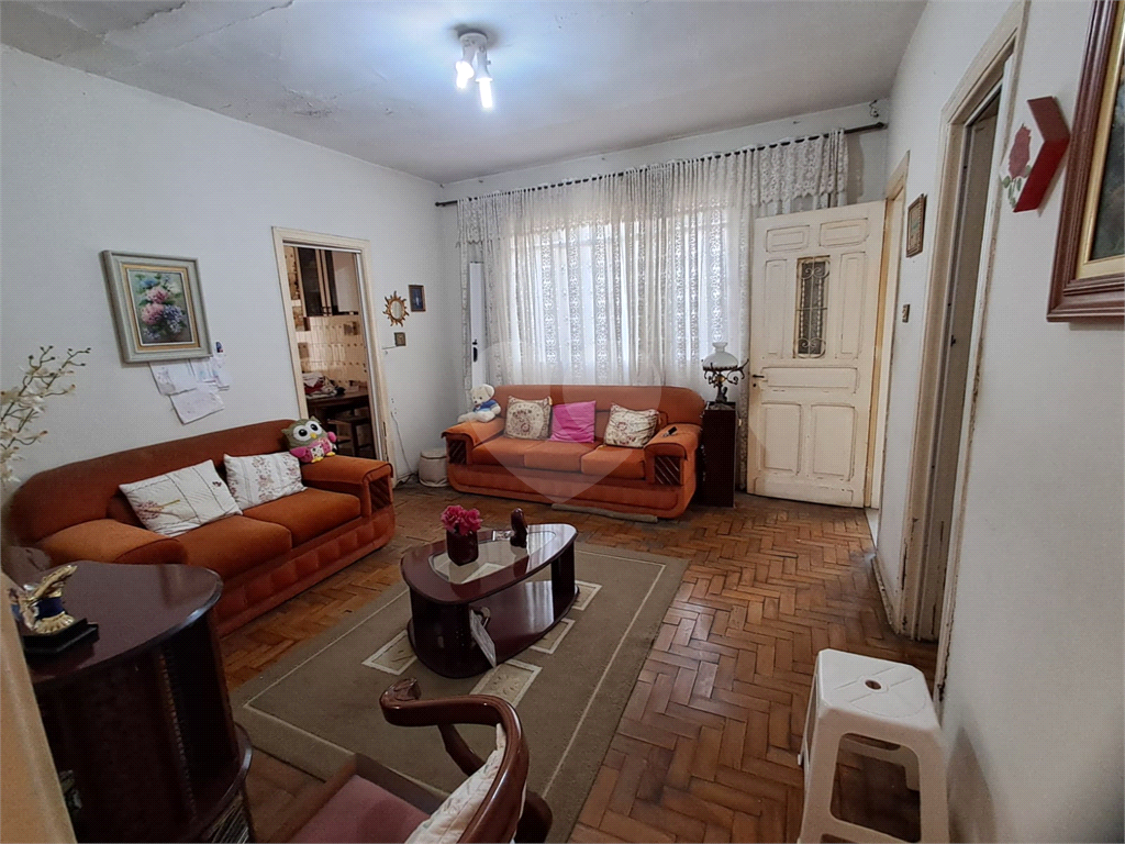 Atenção investidores e construtores! Casa à venda | 400 m² | 2 vagas na Vila Gustavo!  