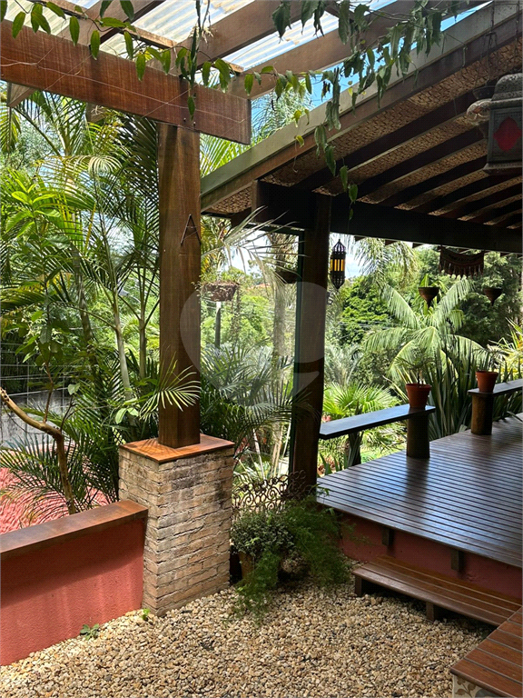 SOBRADO em ARUJÁZINHO I, II E III