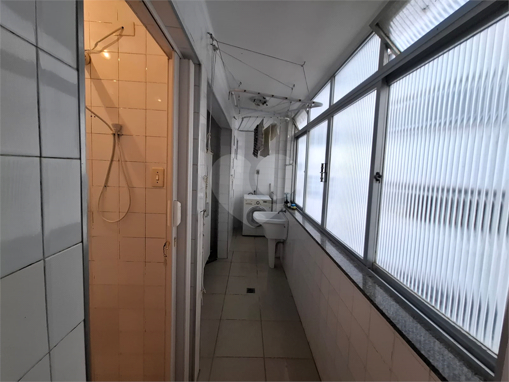 Apartamento no GONZAGA com 140m2, 3 quartos, sendo 1 suíte, sala, cozinha, área de serviço e 2 vagas