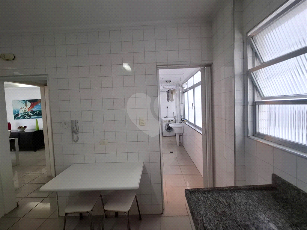 Apartamento no GONZAGA com 140m2, 3 quartos, sendo 1 suíte, sala, cozinha, área de serviço e 2 vagas