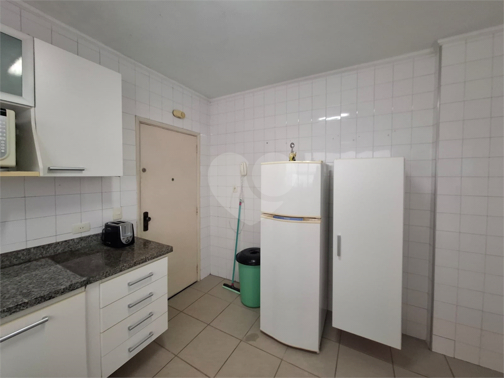 Apartamento no GONZAGA com 140m2, 3 quartos, sendo 1 suíte, sala, cozinha, área de serviço e 2 vagas