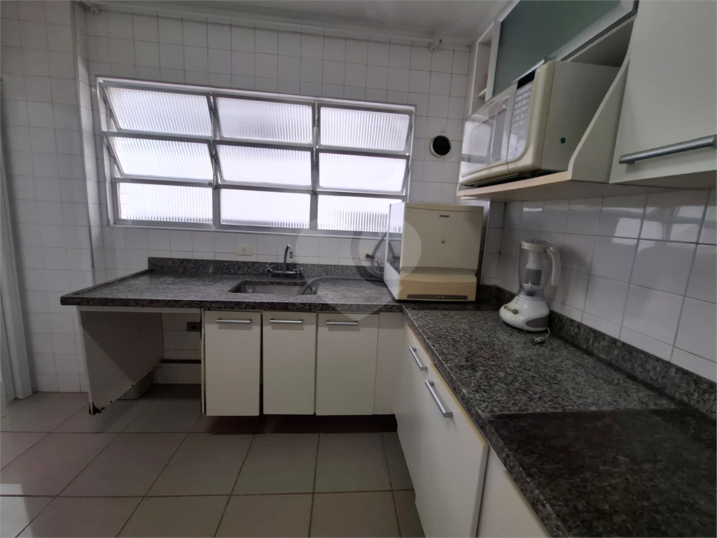 Apartamento no GONZAGA com 140m2, 3 quartos, sendo 1 suíte, sala, cozinha, área de serviço e 2 vagas