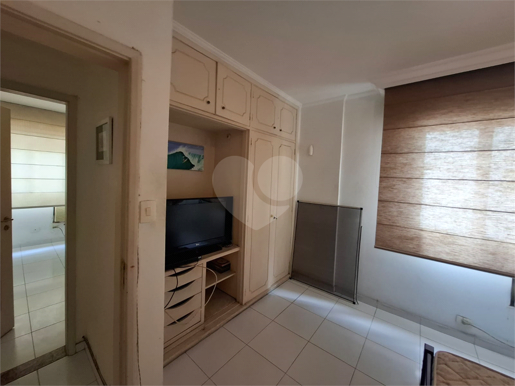 Apartamento no GONZAGA com 140m2, 3 quartos, sendo 1 suíte, sala, cozinha, área de serviço e 2 vagas