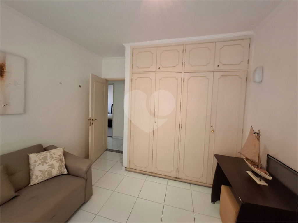 Apartamento no GONZAGA com 140m2, 3 quartos, sendo 1 suíte, sala, cozinha, área de serviço e 2 vagas