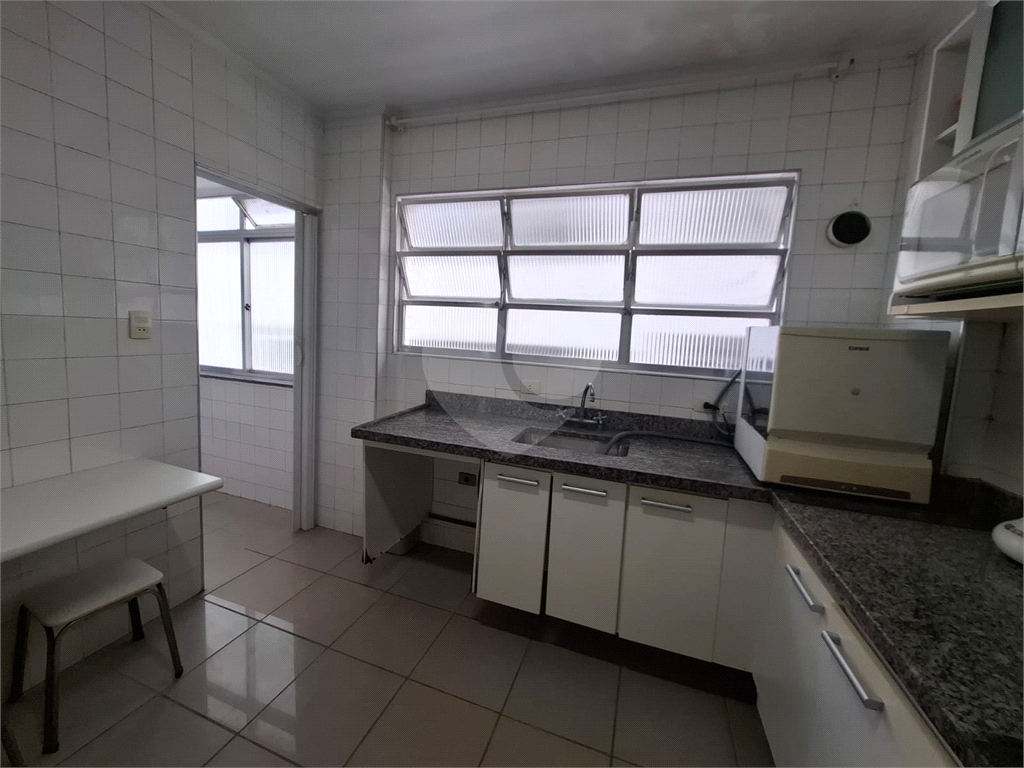 Apartamento no GONZAGA com 140m2, 3 quartos, sendo 1 suíte, sala, cozinha, área de serviço e 2 vagas