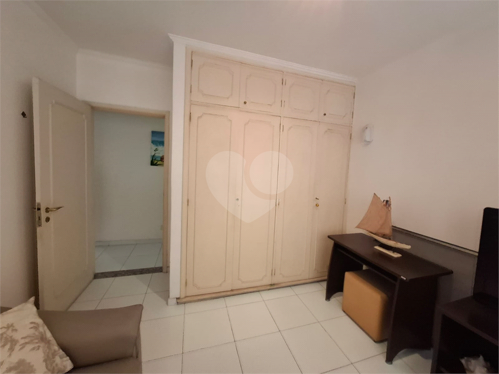 Apartamento no GONZAGA com 140m2, 3 quartos, sendo 1 suíte, sala, cozinha, área de serviço e 2 vagas