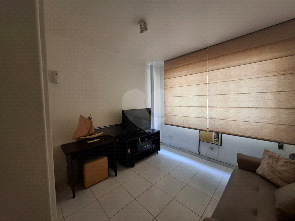 Apartamento no GONZAGA com 140m2, 3 quartos, sendo 1 suíte, sala, cozinha, área de serviço e 2 vagas