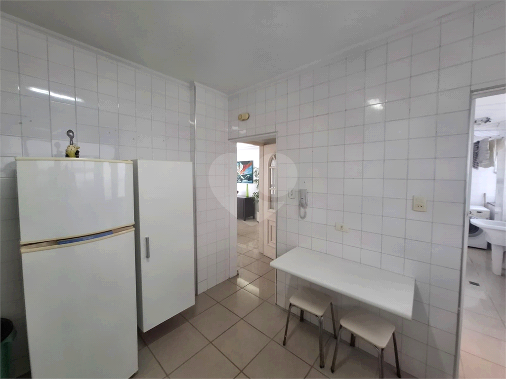 Apartamento no GONZAGA com 140m2, 3 quartos, sendo 1 suíte, sala, cozinha, área de serviço e 2 vagas