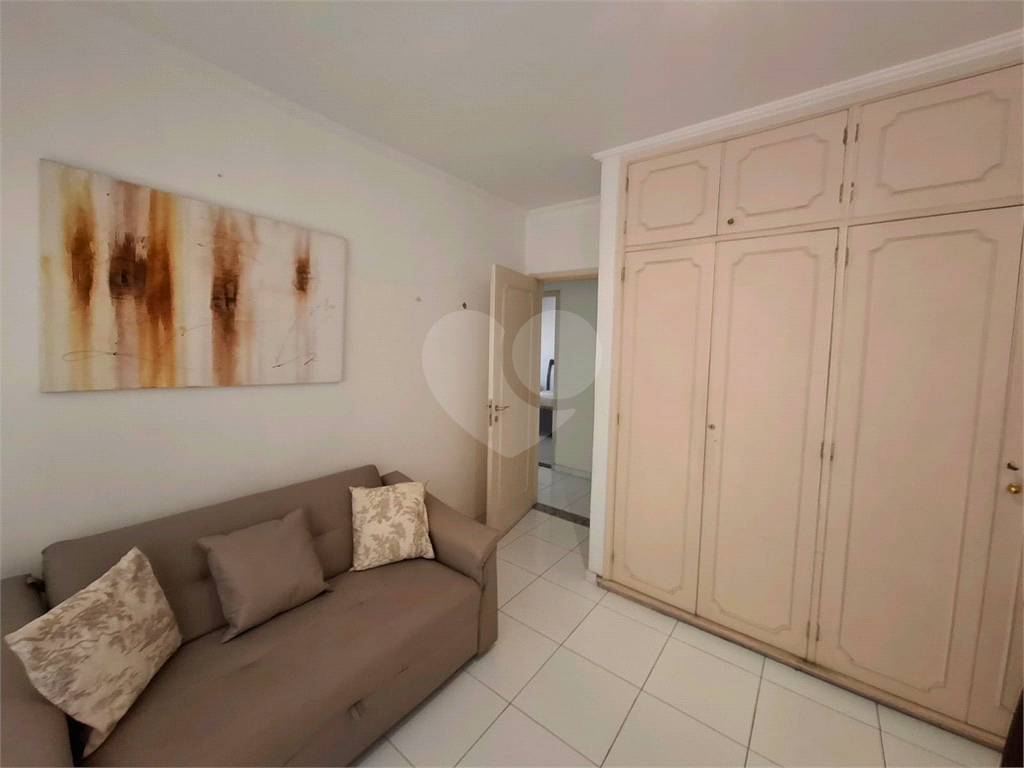 Apartamento no GONZAGA com 140m2, 3 quartos, sendo 1 suíte, sala, cozinha, área de serviço e 2 vagas
