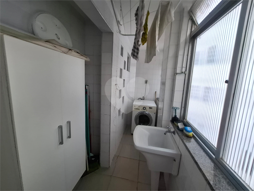 Apartamento no GONZAGA com 140m2, 3 quartos, sendo 1 suíte, sala, cozinha, área de serviço e 2 vagas