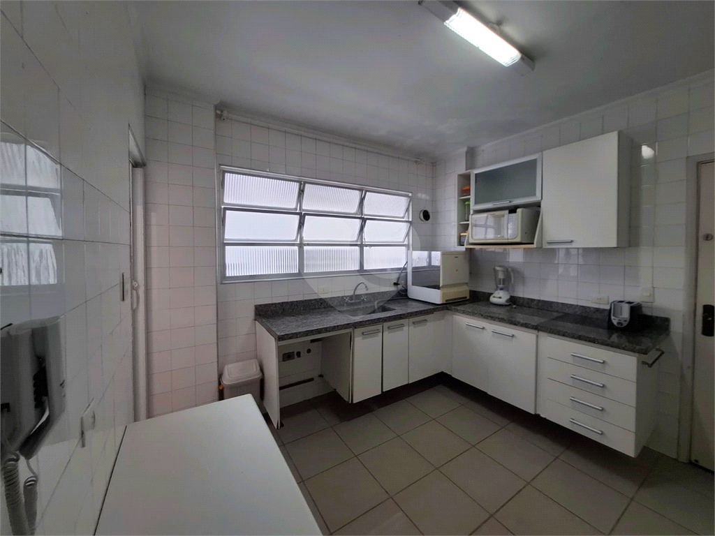 Apartamento no GONZAGA com 140m2, 3 quartos, sendo 1 suíte, sala, cozinha, área de serviço e 2 vagas