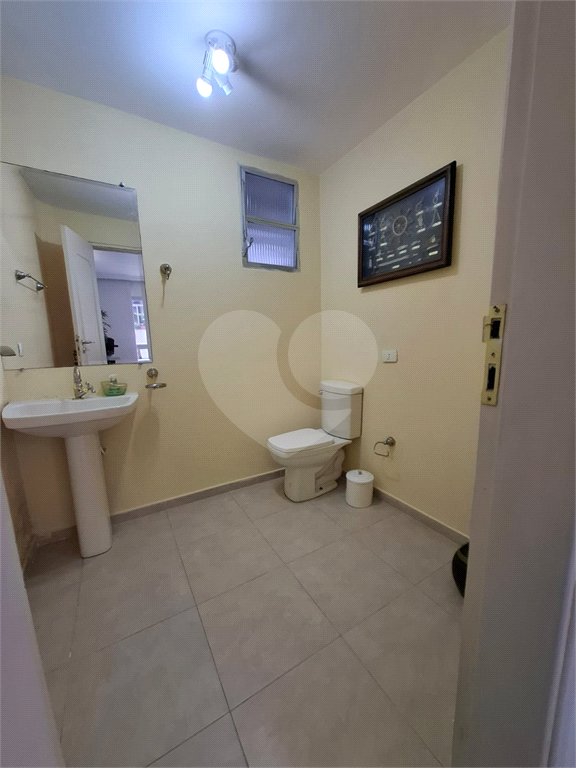 Apartamento no GONZAGA com 140m2, 3 quartos, sendo 1 suíte, sala, cozinha, área de serviço e 2 vagas