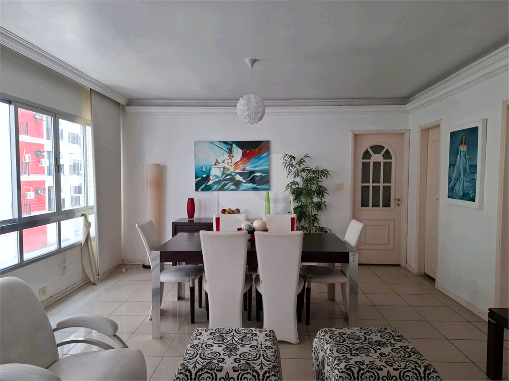 Apartamento no GONZAGA com 140m2, 3 quartos, sendo 1 suíte, sala, cozinha, área de serviço e 2 vagas