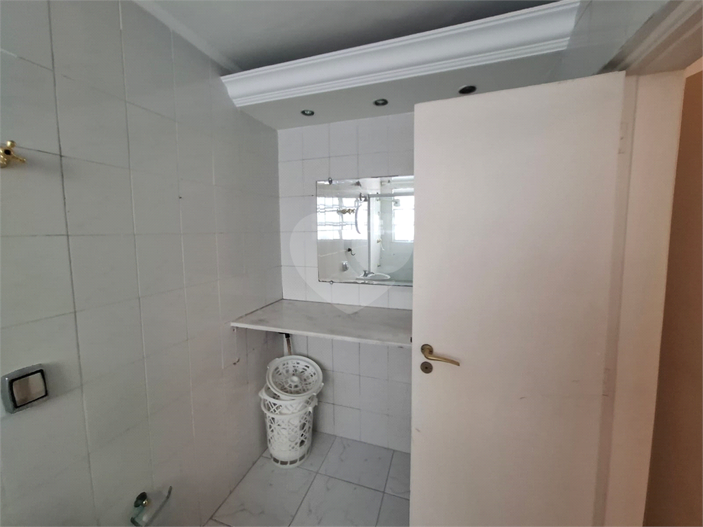 Apartamento no GONZAGA com 140m2, 3 quartos, sendo 1 suíte, sala, cozinha, área de serviço e 2 vagas