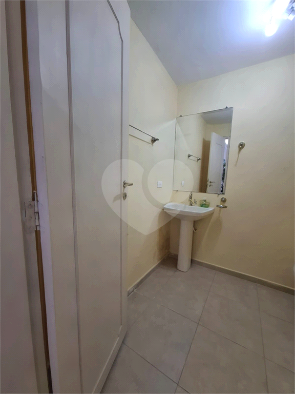 Apartamento no GONZAGA com 140m2, 3 quartos, sendo 1 suíte, sala, cozinha, área de serviço e 2 vagas