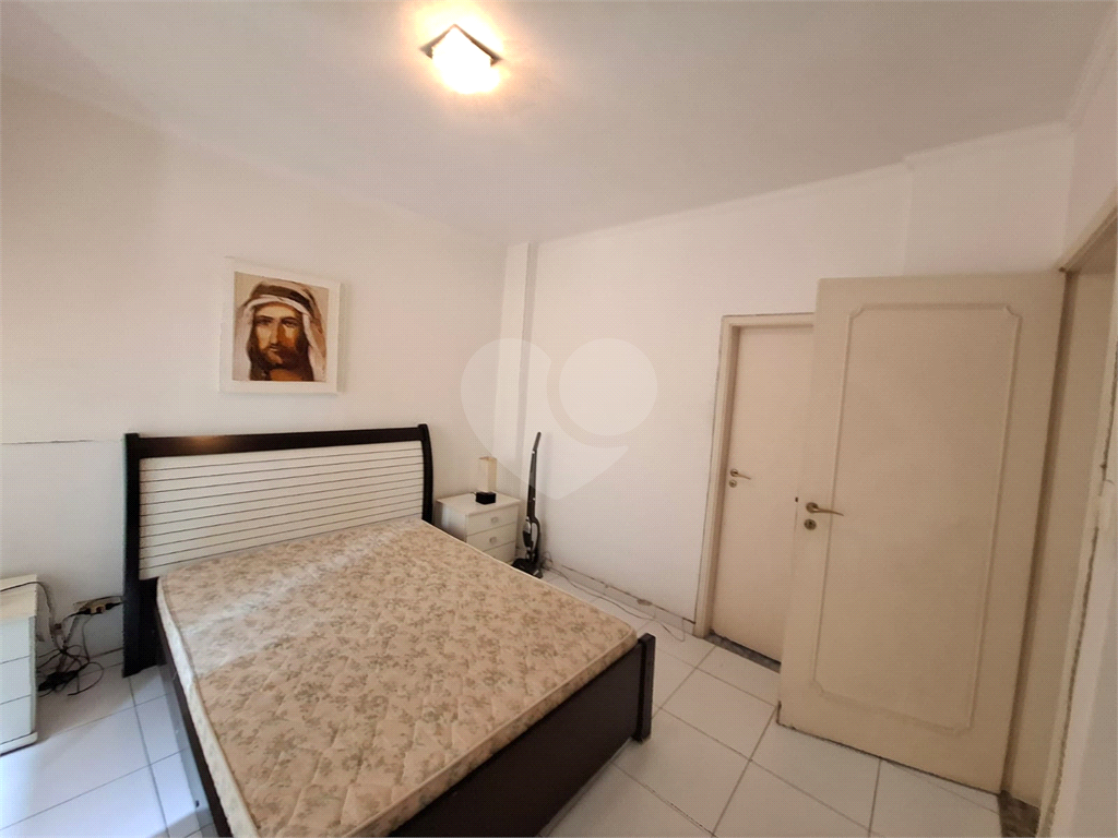 Apartamento no GONZAGA com 140m2, 3 quartos, sendo 1 suíte, sala, cozinha, área de serviço e 2 vagas