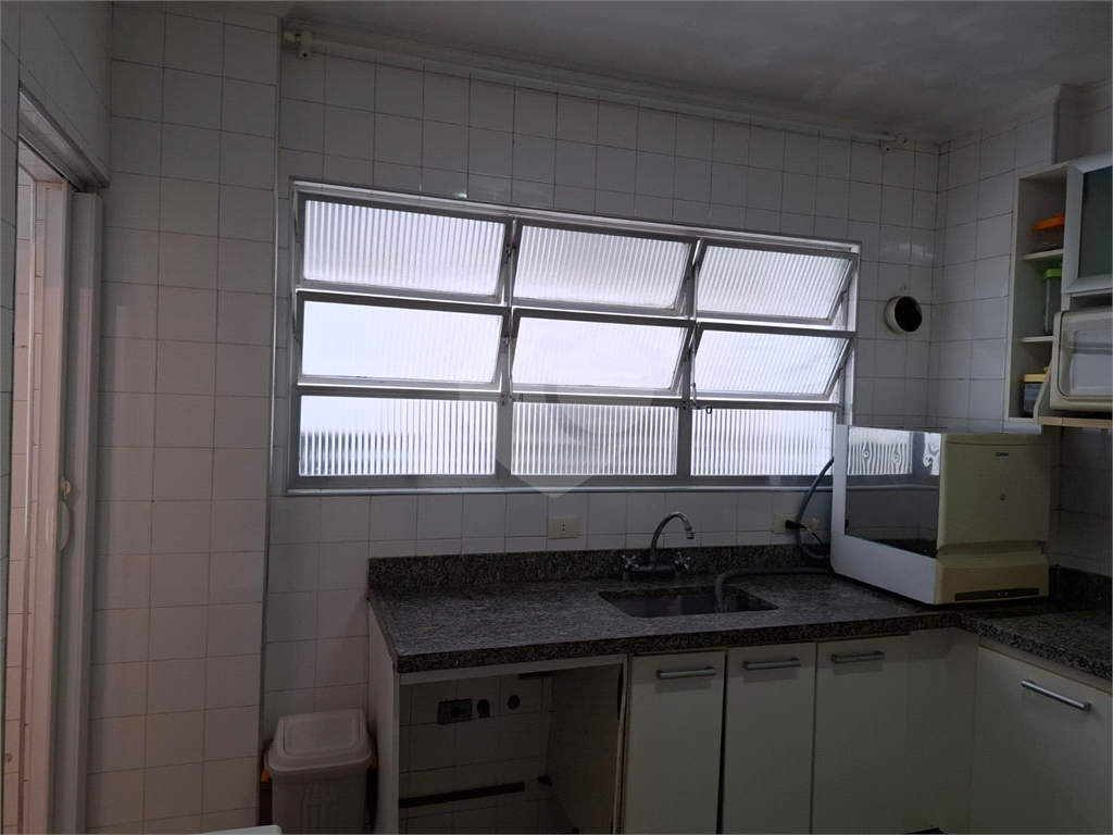 Apartamento no GONZAGA com 140m2, 3 quartos, sendo 1 suíte, sala, cozinha, área de serviço e 2 vagas