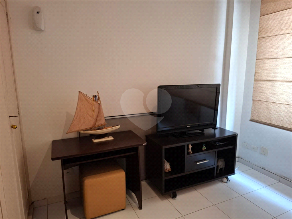 Apartamento no GONZAGA com 140m2, 3 quartos, sendo 1 suíte, sala, cozinha, área de serviço e 2 vagas