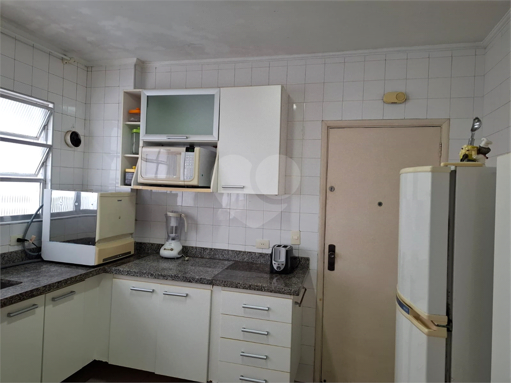 Apartamento no GONZAGA com 140m2, 3 quartos, sendo 1 suíte, sala, cozinha, área de serviço e 2 vagas