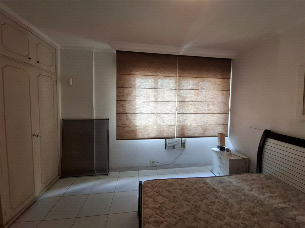 Apartamento no GONZAGA com 140m2, 3 quartos, sendo 1 suíte, sala, cozinha, área de serviço e 2 vagas