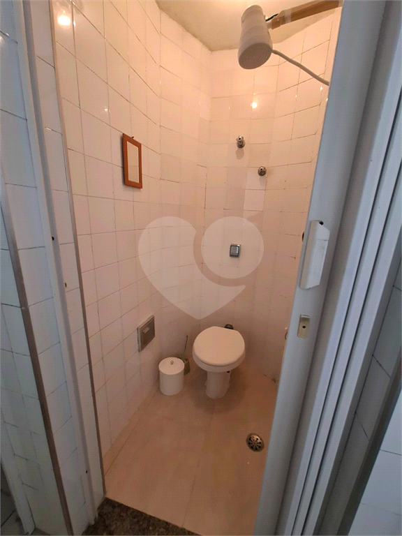 Apartamento no GONZAGA com 140m2, 3 quartos, sendo 1 suíte, sala, cozinha, área de serviço e 2 vagas