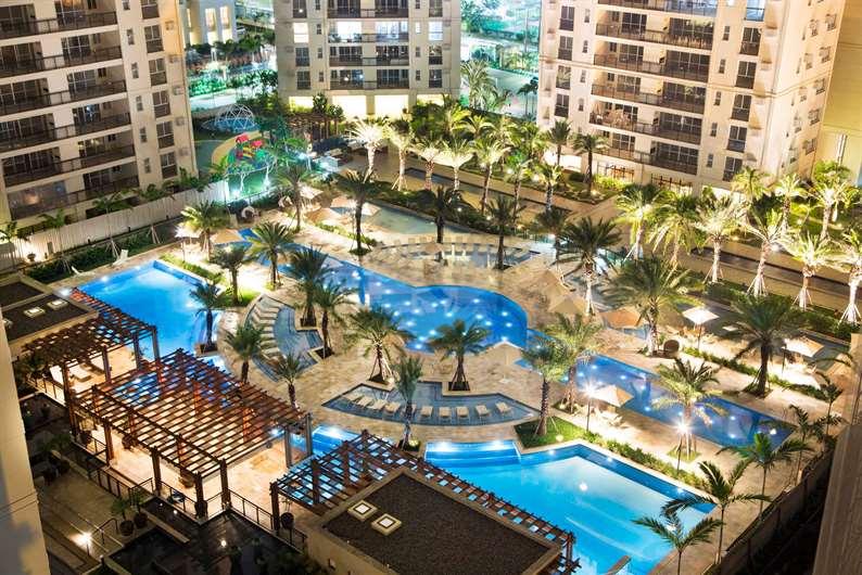 Piscina vista noturna