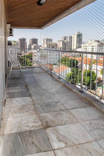 Varanda no primeiro pavimento