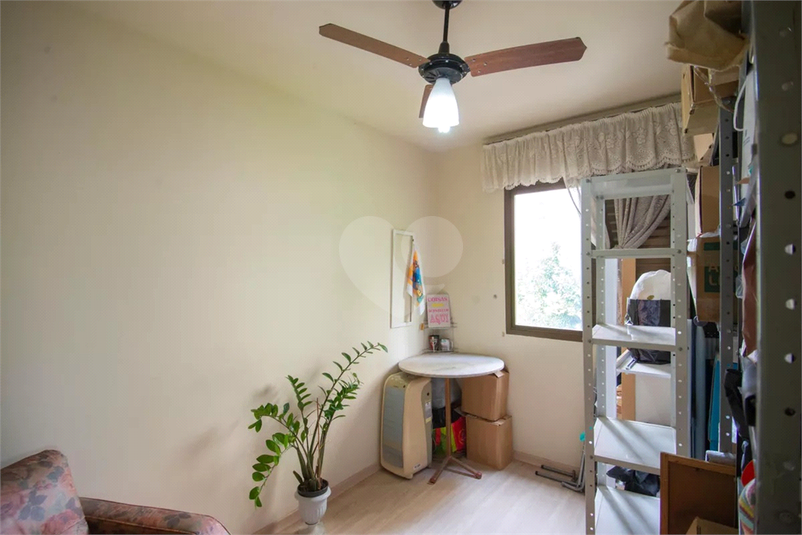 Quarto 1 com ventilador de teto