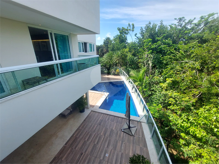 vista da varanda da suite para piscina