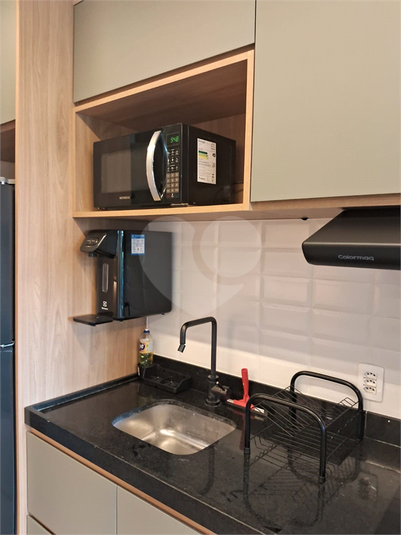 Cozinha com eletrodomésticos de primeira linha atualizados