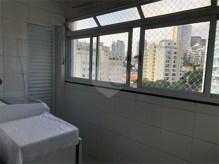 área de serviço, com banheiro