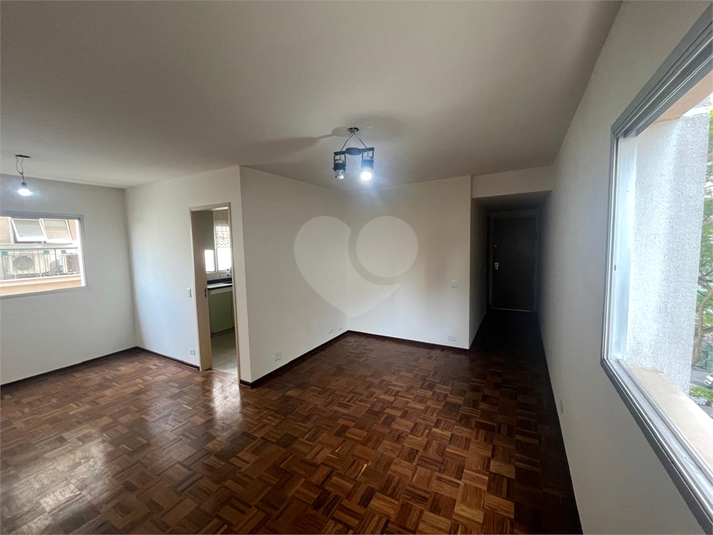 Sala com opção de cozinha aberta e integrada.