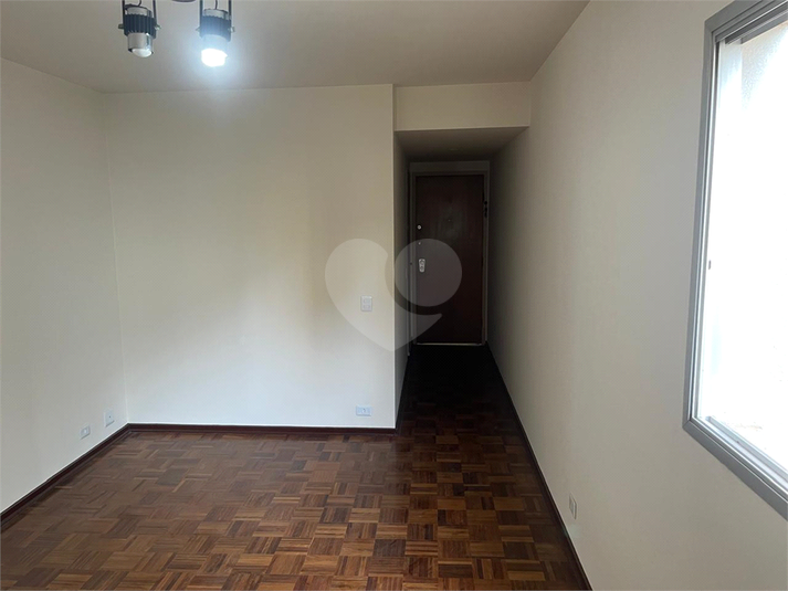 Sala de TV com opção de ampliar o espaço.