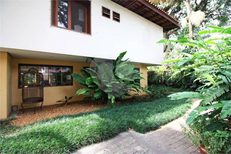 Entrada larteral da garagem