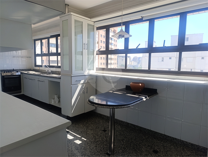 Ampla cozinha com Vista