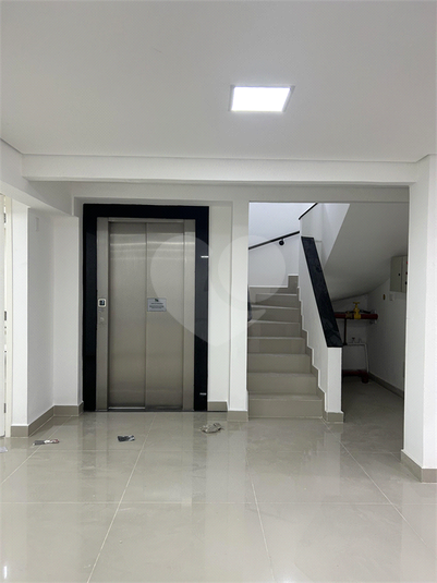 Elevador e escada de acesso ao mezanino posterior.