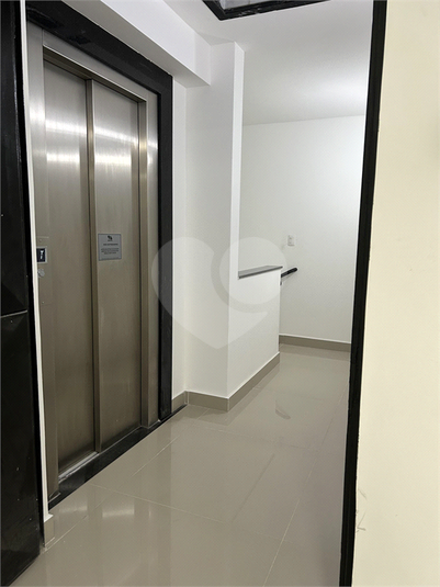 Elevador e escada - Mezanino Posterior
