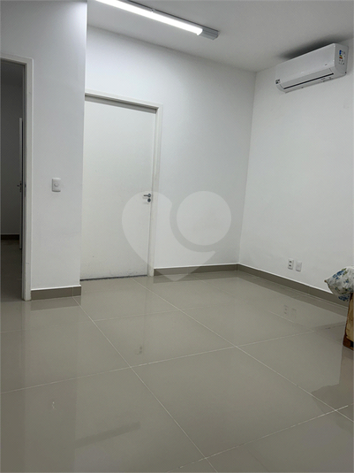 Sala com Banheiro Privativo - Mezanino Anterior