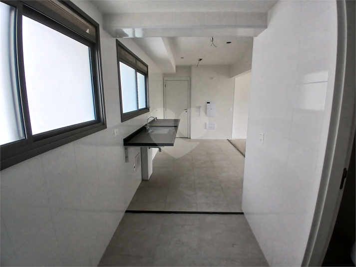 cozinha e ao fundo a entrada de serviço