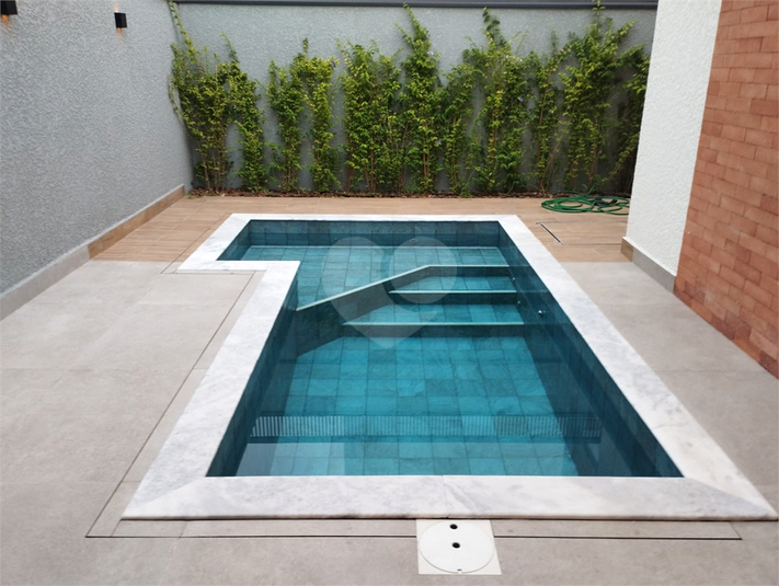 Piscina em alvenaria com área rasa e funda 
