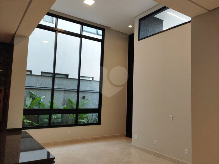 Sala de estar com  ampla janela 