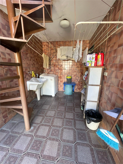LAVANDERIA AO LADO DO QUARTO AUXILIAR PARA FUNCIONARIO 
