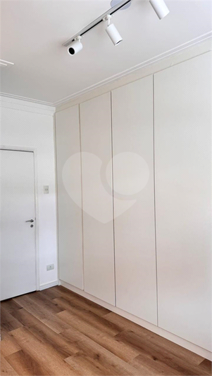 Dormitorio com bancada e armarios 